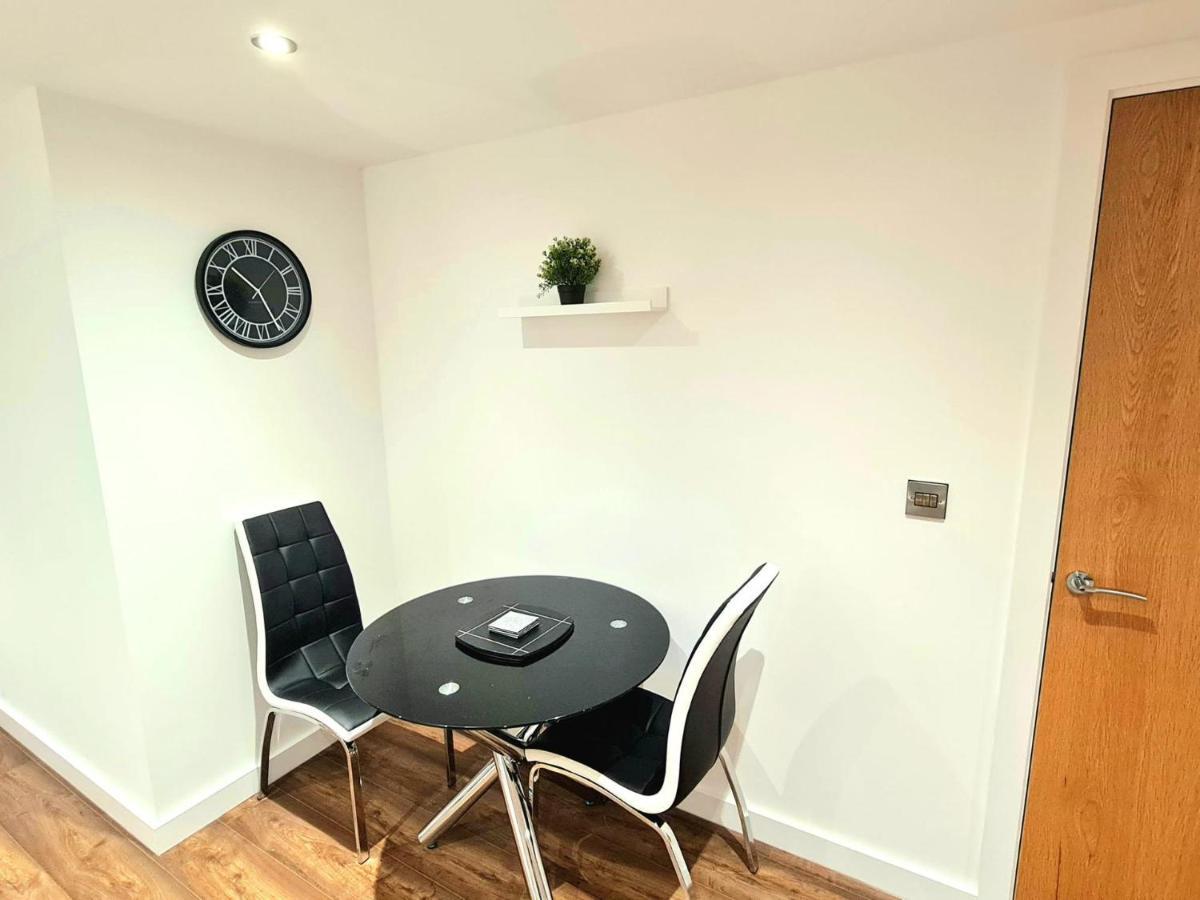 1-Bedroom Aprt In Salford- Freeparking- Sleeps3 Manchester Buitenkant foto