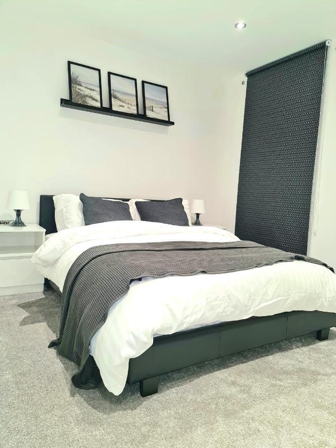 1-Bedroom Aprt In Salford- Freeparking- Sleeps3 Manchester Buitenkant foto