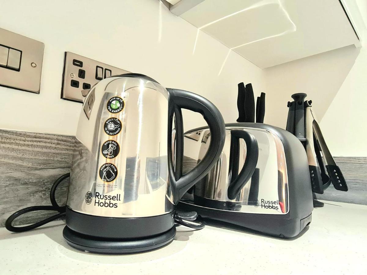 1-Bedroom Aprt In Salford- Freeparking- Sleeps3 Manchester Buitenkant foto